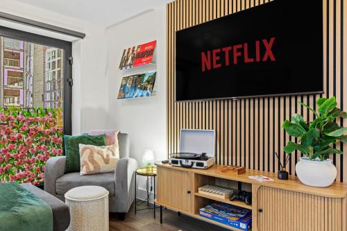 Luxury City Retreat - sleeps 6 with Games, Netflix & Record Player photo 41