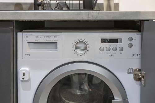 Luxury City Retreat - sleeps 6 with Games, Netflix & Record Player photo 44