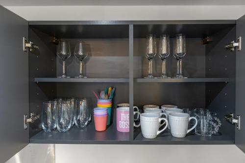 Luxury City Retreat - sleeps 6 with Games, Netflix & Record Player photo 45