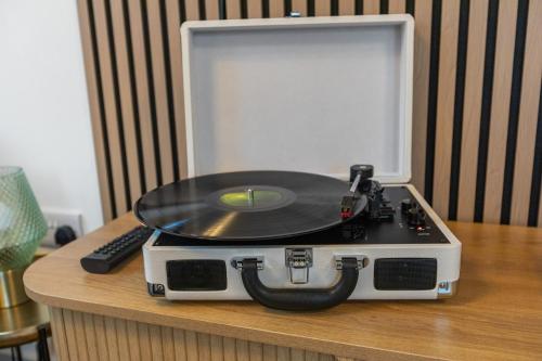 Luxury City Retreat - sleeps 6 with Games, Netflix & Record Player photo 46