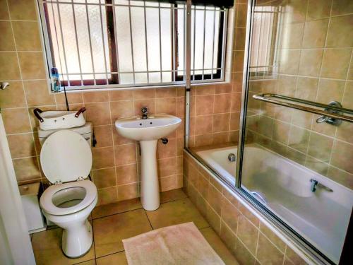 a bathroom with a toilet and a sink and a shower at Lagoon Lodge in Freeland Park