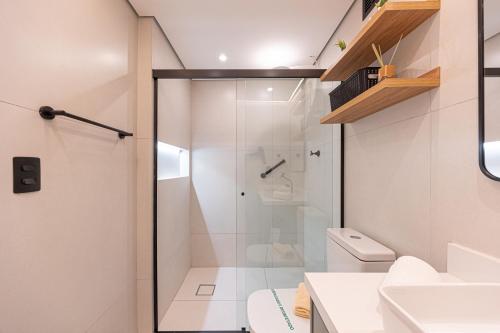a bathroom with a shower and a toilet at Flat Premium Design Moderno, Completo in Osasco