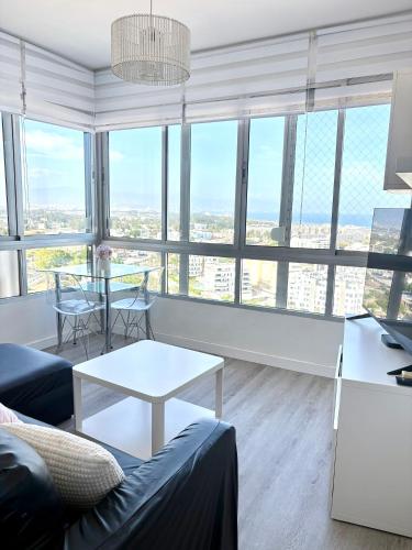 Torremolinos vistas al mar, dormitorio independiente, wifi y piscina en verano