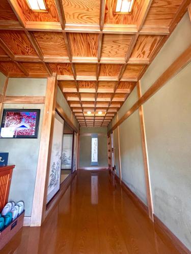 a hallway with a wooden ceiling in a building at 373アルプスの風 - 最大11名 in Minami Alps