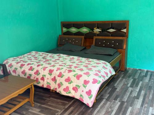 a bedroom with a bed in a green wall at The Soul Himalaya in Tosh