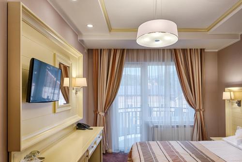 ボルシャにあるNord Hotelのテレビとベッドが備わるホテルルームです。