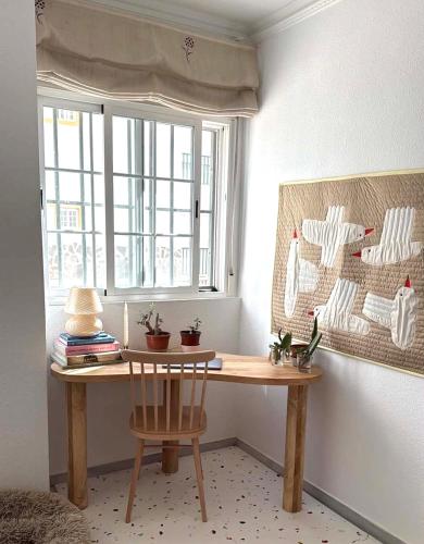 a desk in a room with a window and a chair at Casa Quijote in La Herradura