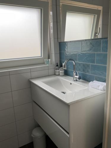 a bathroom with a sink and a window at Bed en Brood Prunushof in Zelhem
