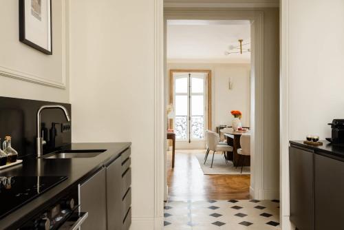 Arc de Triomphe Luxury 3 Bed 3,5 Bath