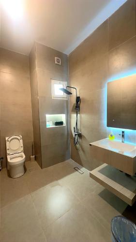 a bathroom with a toilet and a sink at شالية البردايس درة العروس من ارقى الشاليهات in Durat Alarous