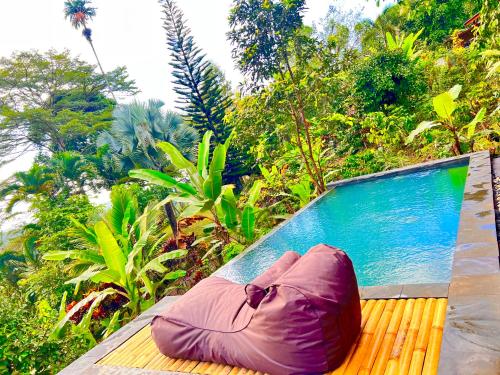 Piscina a Faraway Mount Batukaru o a prop