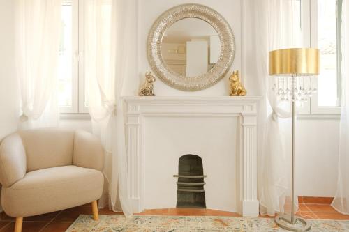 Nadiona Suites White & Blue