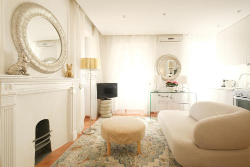 Nadiona Suites White & Blue