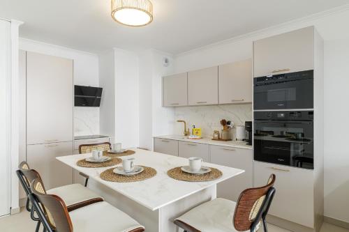 Quiet & Pretty 1 Bdr in the City Center