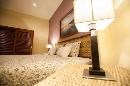 Кровать или кровати в номере Hotel Plaza Marbella Granada