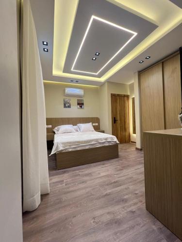ein Schlafzimmer mit einem Bett in einem Zimmer in der Unterkunft Aman Villa in New cairo