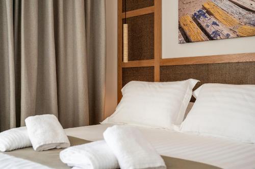 Elysian Beachfront Luxury Suite with Jacuzzi - Sea & City View - ADULTS ONLY