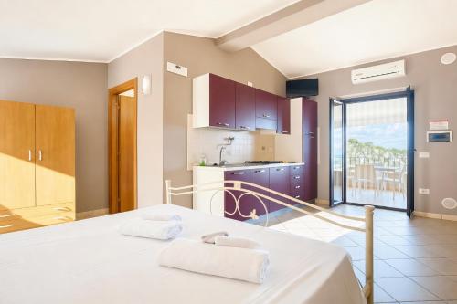 a room with a bed and a kitchen at Villa Mapa - Appartamenti Lorusso in Vieste