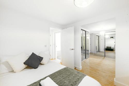 Huge Digbeth Apt Sleeps 8 5bed Free Parking. photo 37