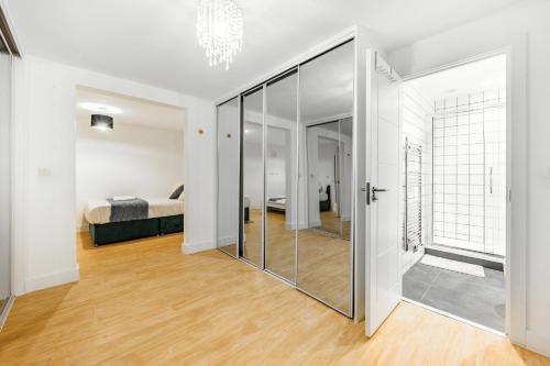 Huge Digbeth Apt Sleeps 8 5bed Free Parking. photo 45