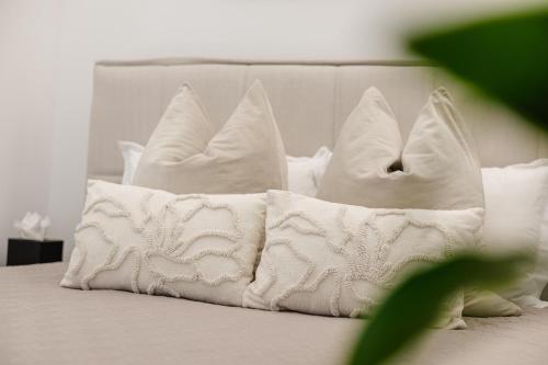 a group of white pillows on a bed at Sanseveria in Španjola