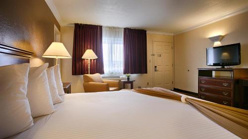 Una cama o camas en una habitación de Days Inn & Suites by Wyndham Lodi