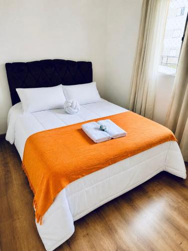 a bedroom with a bed with two towels on it at Cavalheris House - Rota das Vinícolas in Espirito Santo Do Pinhal