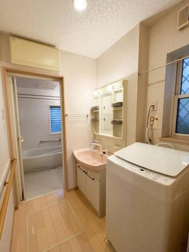 "Crossroads#22" Perfect Base - Floor Heating, 3Bedrooms, 2 Baths, Free Parking , Near USJ & Namba