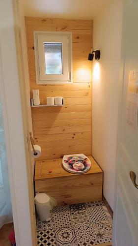 a small bathroom with a toilet in a room at Le chalet des paons - Le Mond'idéal in Felon