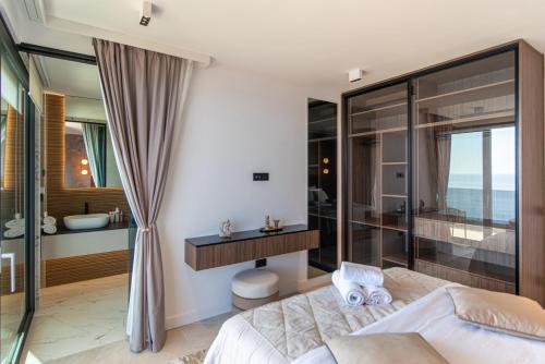 La Dolce Villa Luxury Penthouse with Rooftop Pool & Sea View