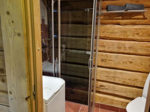 ein Badezimmer mit Toilette und Glasdusche in der Unterkunft Vana-Paradiisi in Uulu