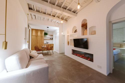 un soggiorno con divano e camino di Scarlet Apartment Vernazza Heart a Vernazza