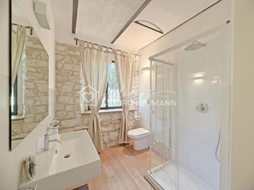 a bathroom with a sink and a shower and a toilet at 207 - VILLA FERNANDA - Bilocale di charme al piano terra immerso nel verde, in centro e a pochi passi dal mare SPIAGGIA AL WHITE BEACH CLUB IN OMAGGIO dal lun al ven dal 24-08 in Sirolo
