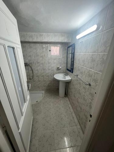 a bathroom with a sink and a shower and a toilet at Charmante maison à Hammamet, proche plage et commodités in Hammamet