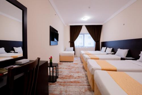 Llit o llits en una habitació de Saif Plus 2 Hotel by Orvana