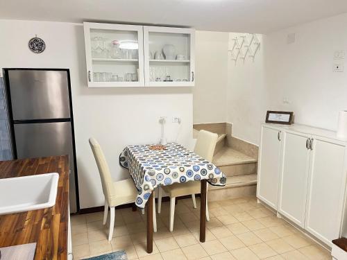 a kitchen with a table and chairs and a refrigerator at Casa Il Muro in Citta' Sant'Angelo