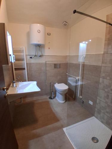 a bathroom with a toilet and a shower and a sink at Agriturismo Cascina Marchesa in Bussoleno
