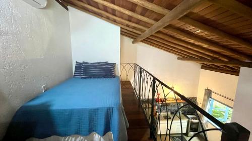 a bedroom with a blue bed in a room at Chalés Calima in Lençóis