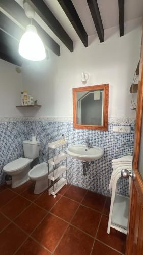 ein Badezimmer mit zwei Toiletten, einem Waschbecken und einem Spiegel in der Unterkunft FlorCactus in Níjar