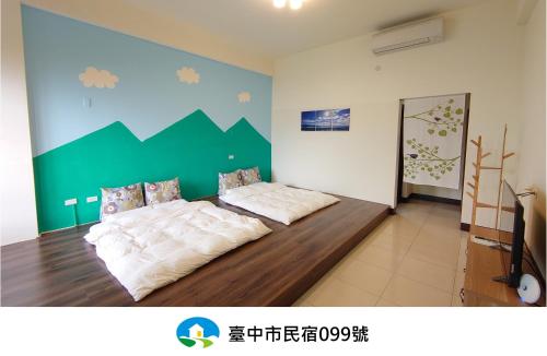 two beds in a room with a green wall at Sun Moon Star in Xinshe