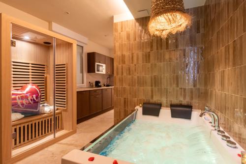 Bali Évasion - Jacuzzi & Sauna Privatif à Nice