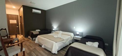 a hotel room with a bed and a couch at Hotel Domus Auditorium Suites in Villa Carlos Paz