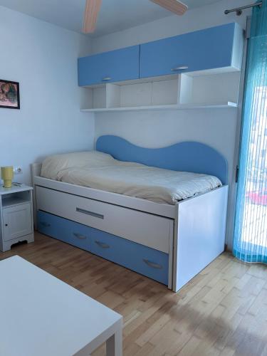 a bedroom with a bunk bed with blue cabinets at Chalet Adosado en Playa La Barrosa in Novo Sancti Petri