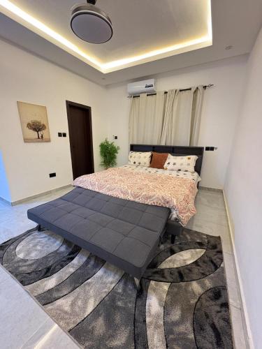 a bedroom with a large bed with a rug at Stay-City Oliver in Apenkwa