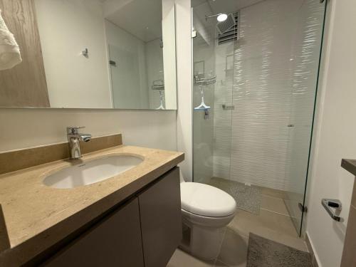 a bathroom with a sink and a toilet and a shower at Country Reservado in Gaira