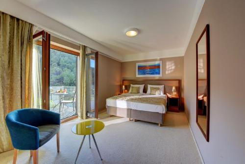 Un pat sau paturi într-o cameră la Hotel Bonaca