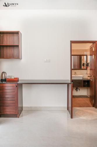 a large desk in a room with a kitchen at Velowyn Ella in Ella