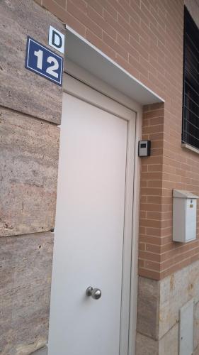 a door to a building with a sign above it at Apartamento Bellarhouse II in Ciudad Real
