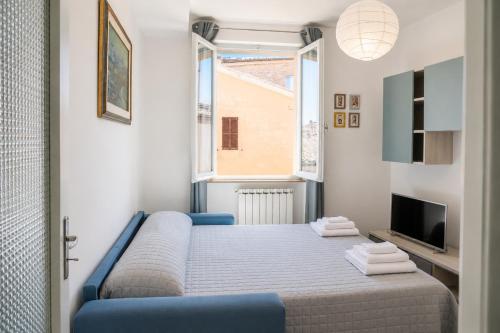a bedroom with a bed and a window at La Piazzetta in Cingoli