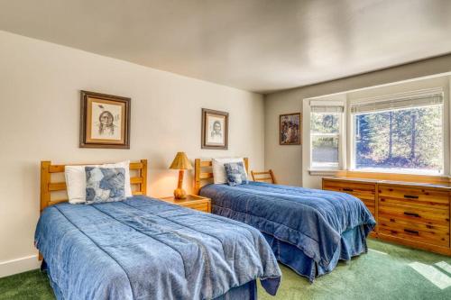 a bedroom with two beds and a window at Single Level Ranch Condo in Elkhorn in Sun Valley